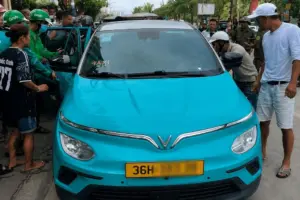 ài xế taxi đột quỵ khi đang đợi khách trong xe, lực lượng chức năng và người dân hỗ trợ nhưng không qua khỏi
