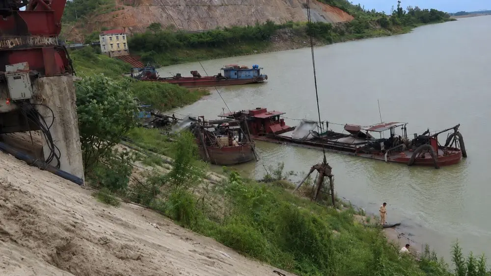 Lực lượng chức năng bắt quả tang 6 tàu khai thác, vận chuyển cát trái phép trên sông Lam, tăng cường xử lý vi phạm khoáng sản.