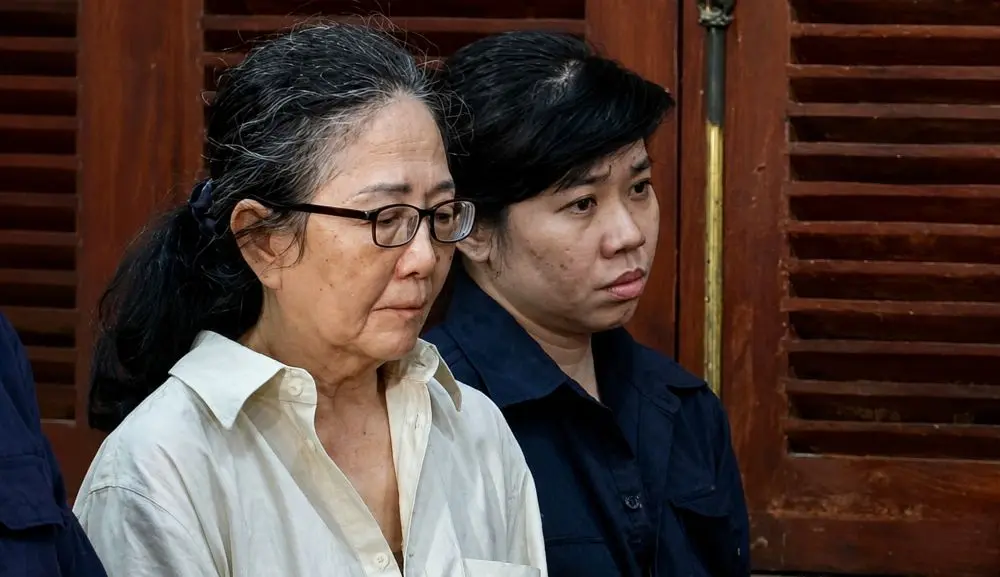 a mẹ con trong đường dây mua bán 4.000 tài khoản ngân hàng phủ nhận rửa tiền cho tội phạm tại phiên tòa. Xem chi tiết vụ án.