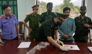 Bắt giữ đối tượng tàng trữ trái phép ma túy tổng hợp, lực lượng chức năng thu giữ tang vật phục vụ điều tra