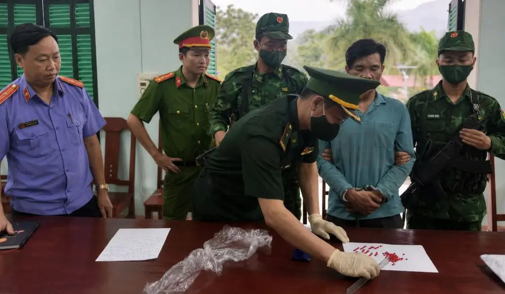 Bắt giữ đối tượng tàng trữ trái phép ma túy tổng hợp, lực lượng chức năng thu giữ tang vật phục vụ điều tra