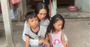 Chồng tử nạn nơi đất khách, người vợ cùng hai con nhỏ đối mặt khó khăn khi chi phí đưa thi thể về quê an táng quá lớn.