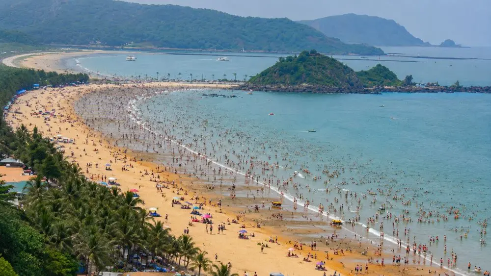 Biển Cửa Lò vào mùa hè thu hút đông đảo du khách với bãi cát dài, nước biển trong xanh và nhiều hoạt động du lịch hấp dẫn.