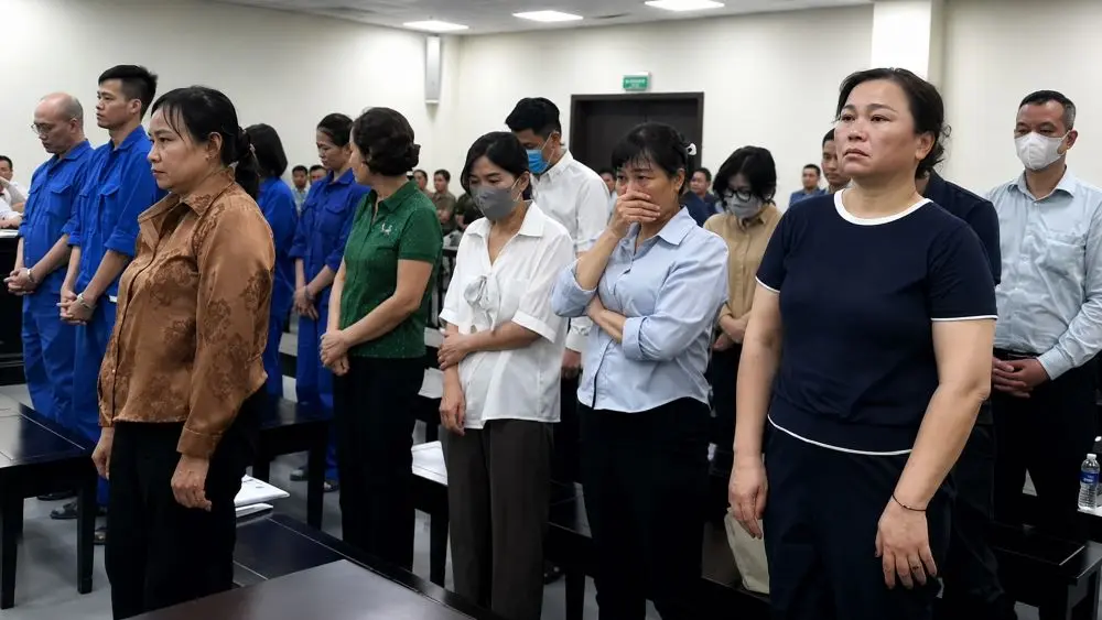 Loạt cựu cán bộ Sở Y tế Hà Nội hầu tòa vì bị cáo buộc nhận tiền cấp phép sai cho 686 phòng khám, tiệm thuốc. Diễn biến vụ án mới nhất.