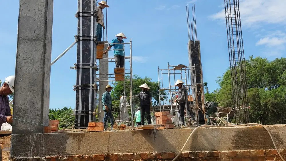 Nghệ An thiếu thợ xây dù tăng lương, giảm giờ làm, khiến nhiều công trình chậm tiến độ. Xem nguyên nhân và thực trạng mới nhất.