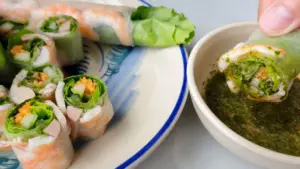Vì sao một số món ăn Việt Nam ngon hơn khi ăn bằng tay? Khám phá góc nhìn văn hóa và trải nghiệm vị giác thú vị.