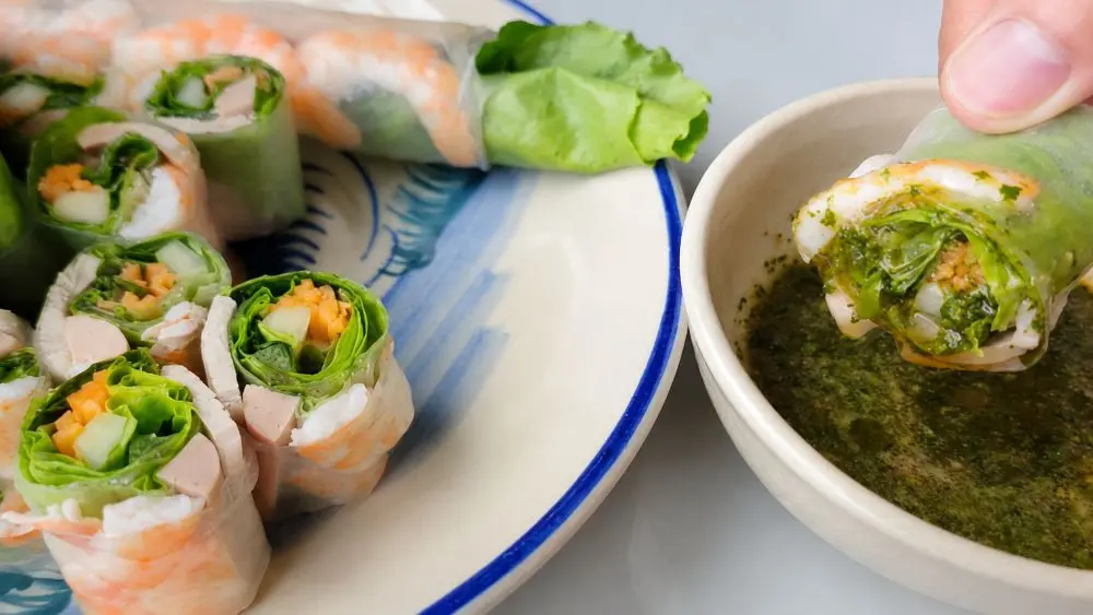 Vì sao một số món ăn Việt Nam ngon hơn khi ăn bằng tay? Khám phá góc nhìn văn hóa và trải nghiệm vị giác thú vị.