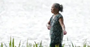 Vì sao phụ nữ thường sống thọ hơn đàn ông? Tìm hiểu các yếu tố sinh học, lối sống và sức khỏe giúp kéo dài tuổi thọ.