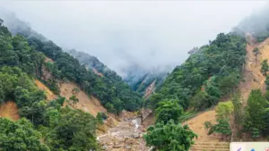 Lần theo suối Nậm Sáng truy tìm nguồn cơn dòng lũ dữ đổ về bản Chít, hé lộ dấu tích sạt lở và địa hình thượng nguồn nguy hiểm.