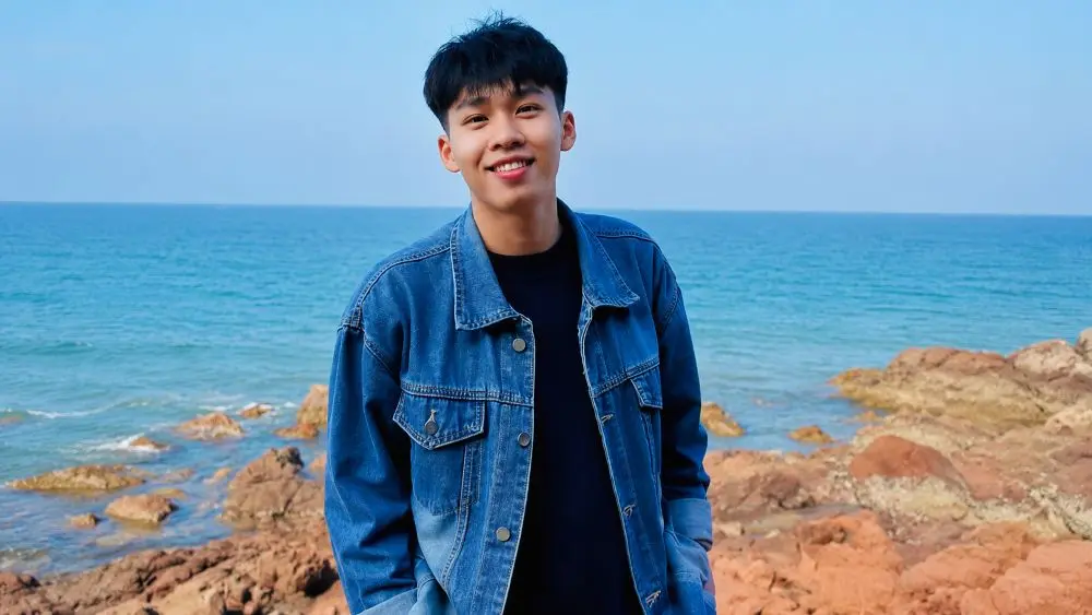Nguyễn Ngọc Chiến Bàng vượt cú trượt đại học để trở thành nam sinh xuất sắc ngành Du lịch. Câu chuyện truyền cảm hứng về nghị lực vươn lên.