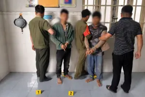 Hai người nước ngoài bị bắt vì vượt biên vào Việt Nam trộm xe máy. Diễn biến vụ án và quá trình truy bắt của công an.
