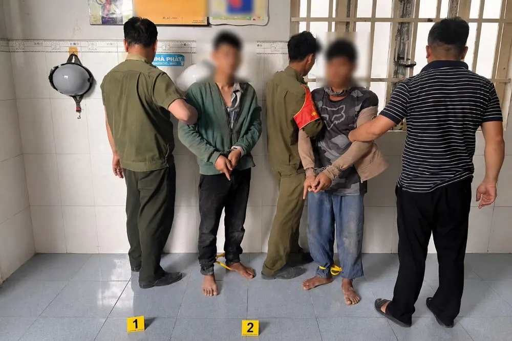 Hai người nước ngoài bị bắt vì vượt biên vào Việt Nam trộm xe máy. Diễn biến vụ án và quá trình truy bắt của công an.