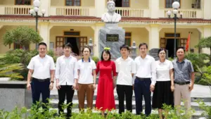 Thủ khoa khối A Nghệ An vừa học giỏi vừa làm thêm kiếm tiền học đại học, truyền cảm hứng bằng nghị lực vượt khó.