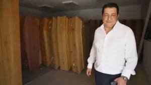 Chủ nhà xác tại Paris từ chối hàng trăm cuộc gọi hỏi còn quan tài không mỗi ngày giữa áp lực gia tăng, hé lộ thực trạng ngành tang lễ.