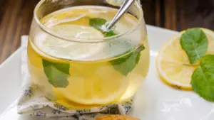Uống nước chanh mật ong buổi sáng có thật sự giúp thải độc, đốt mỡ? Chuyên gia chỉ ra những lợi ích và hiểu lầm cần biết.