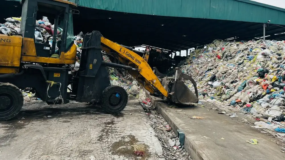 Nhà máy rác Thạch Lạc ngừng tiếp nhận khiến rác thải ùn ứ tại nhiều địa phương. Tìm hiểu nguyên nhân và hướng xử lý mới.