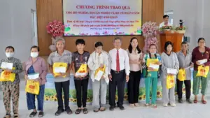 Ông chủ muối sấy Ba Bé dành hàng chục tỉ đồng hỗ trợ người nghèo bằng những chương trình trao quà ý nghĩa, lan tỏa tinh thần sẻ chia.