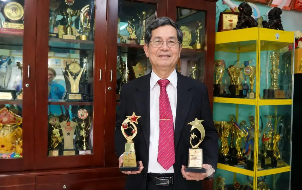Ông chủ muối sấy Huỳnh Văn Bé ghi dấu với nhiều giải thưởng và hành trình dành hàng chục tỉ đồng giúp người nghèo, tiếp sức cộng đồng.