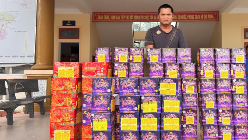 Công an tỉnh Nghệ An khởi tố Đoàn Quý Hợi về hành vi mua bán gần 300kg pháo hoa nổ trái phép.