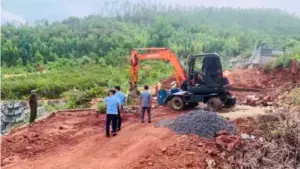 Cưỡng chế tháo dỡ các khuôn viên lăng mộ xây dựng trái phép tại nghĩa trang Rú Thè, xử lý vi phạm về sử dụng đất theo quy định.