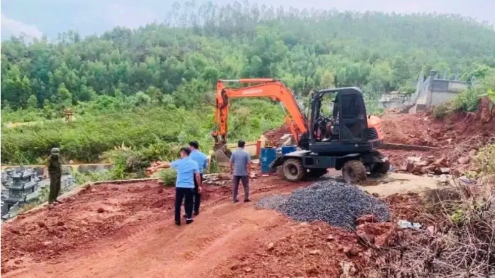 Cưỡng chế tháo dỡ các khuôn viên lăng mộ xây dựng trái phép tại nghĩa trang Rú Thè, xử lý vi phạm về sử dụng đất theo quy định.