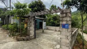 Người phụ nữ ở Hà Nội phản ánh bị dọa mất cọc 1,4 tỷ đồng sau khi không đồng ý bán thêm đất, vụ việc gây nhiều tranh cãi.