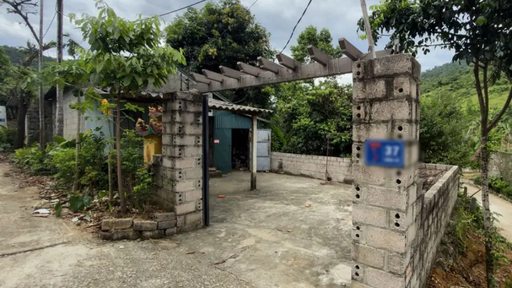 Người phụ nữ ở Hà Nội phản ánh bị dọa mất cọc 1,4 tỷ đồng sau khi không đồng ý bán thêm đất, vụ việc gây nhiều tranh cãi.
