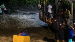 Hàng nghìn du khách đổ về biển vô cực Hưng Yên từ 3h sáng, xếp hàng lên xe bánh xích để kịp ngắm bình minh trên bãi triều.