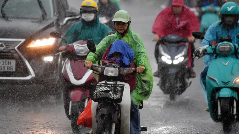 Dự báo thời tiết 20/8, miền Bắc và Bắc Trung Bộ tiếp tục mưa lớn, có nơi trên 200mm, nguy cơ ngập úng, lũ quét và sạt lở.