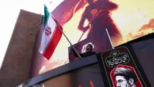 Iran cảnh báo các nước tham gia cấm vận cùng Mỹ sẽ bị coi là kẻ thù và đe dọa đáp trả nếu các biện pháp kinh tế được áp dụng.