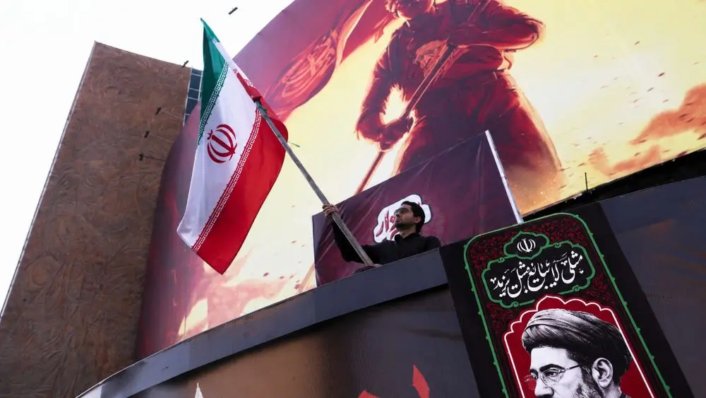 Iran cảnh báo các nước tham gia cấm vận cùng Mỹ sẽ bị coi là kẻ thù và đe dọa đáp trả nếu các biện pháp kinh tế được áp dụng.