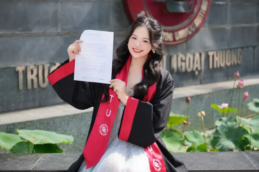 Nguyễn Thị Thảo, nữ sinh Ngoại thương, nhận học bổng toàn phần thạc sĩ tại Tây Ban Nha sau hành trình chuẩn bị hồ sơ bền bỉ.