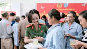 Những suất cơm nghĩa tình tại Bệnh viện Hữu nghị Đa khoa Nghệ An sẻ chia khó khăn với bệnh nhân, người nhà và lan tỏa tinh thần nhân ái.