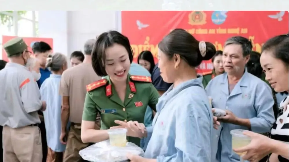 Những suất cơm nghĩa tình tại Bệnh viện Hữu nghị Đa khoa Nghệ An sẻ chia khó khăn với bệnh nhân, người nhà và lan tỏa tinh thần nhân ái.