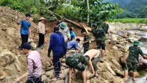 Bộ đội xây kè giữ bản trước mùa mưa lũ, góp phần bảo vệ người dân và giảm nguy cơ sạt lở tại khu vực miền núi.
