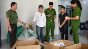 Mua viên nén đông y trôi nổi, dán nhãn “lương y” để bán, đối tượng bị công an phát hiện và thu giữ hàng giả.
