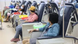 Thuốc ung thư ngày càng đắt đỏ, nhiều loại có giá tới hàng tỷ đồng, tạo áp lực lớn cho người bệnh và hệ thống y tế.