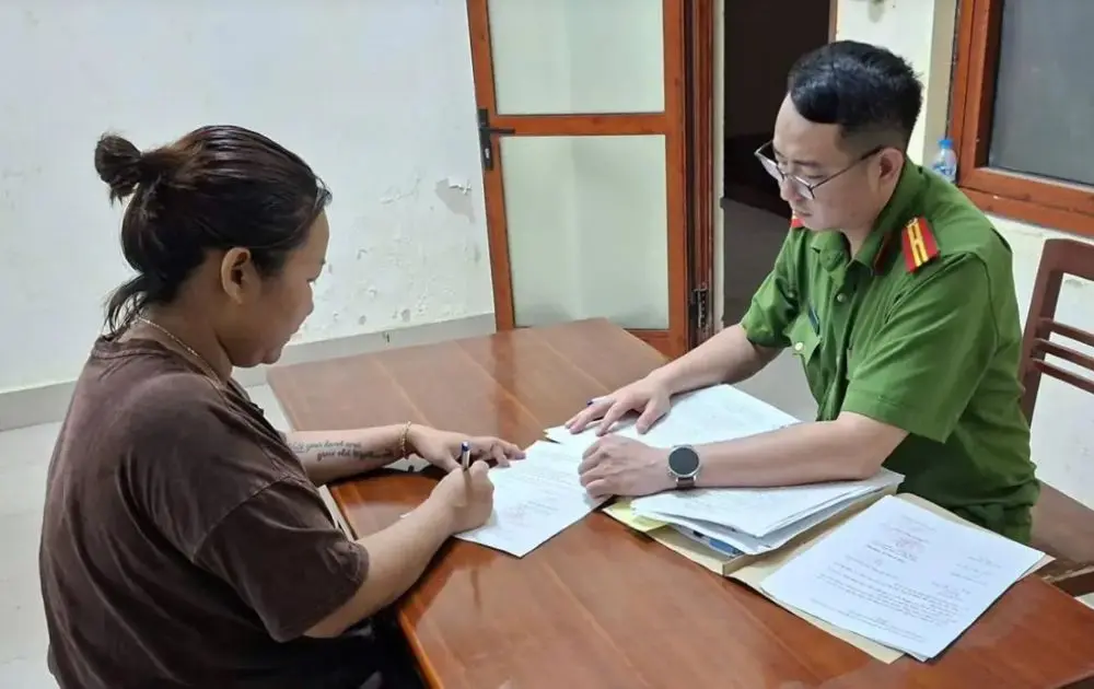 Hai phụ nữ giả kết hôn để lừa gần 500 triệu đồng tiền sính lễ. Vụ án bị khởi tố, hé lộ thủ đoạn chiếm đoạt tài sản.