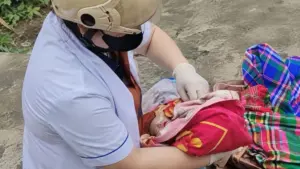 Sản phụ Ven Thị Danh bất ngờ sinh con giữa đường ở Nghệ An, được cán bộ y tế kịp thời hỗ trợ, mẹ và bé đều ổn định.