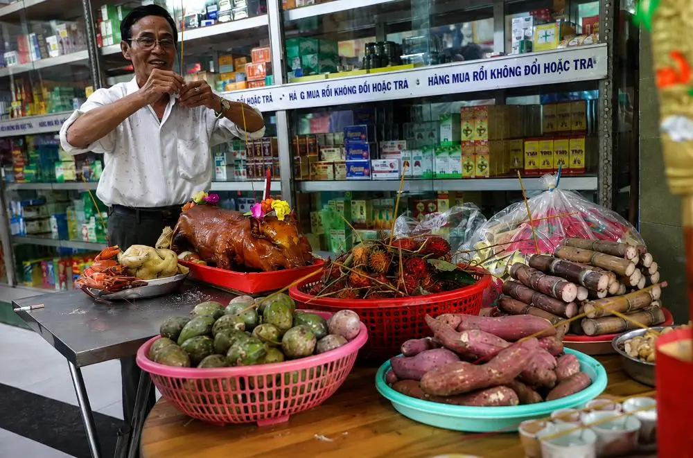 Cúng cô hồn thế nào cho đúng? Tìm hiểu ý nghĩa nghi lễ, lễ vật, thời gian và những lưu ý khi thực hiện tại gia.