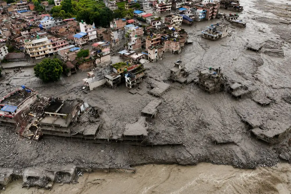 Lũ quét Nepal nhấn chìm nhiều ngôi làng trong bùn đất, gây thiệt hại nghiêm trọng dọc khu vực biên giới Nepal - Trung Quốc.