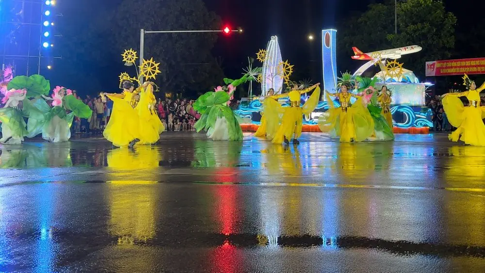 Carnival Nghệ An bừng sáng trong đêm mưa với những màn biểu diễn nghệ thuật sôi động, thu hút hàng nghìn khán giả tại đường Trường Thi.