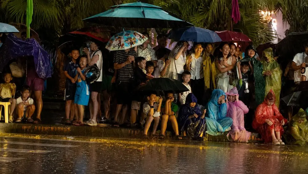 Carnival Nghệ An diễn ra sôi động dưới mưa, thu hút hàng nghìn người dân đến theo dõi các màn trình diễn nghệ thuật đường phố đặc sắc.