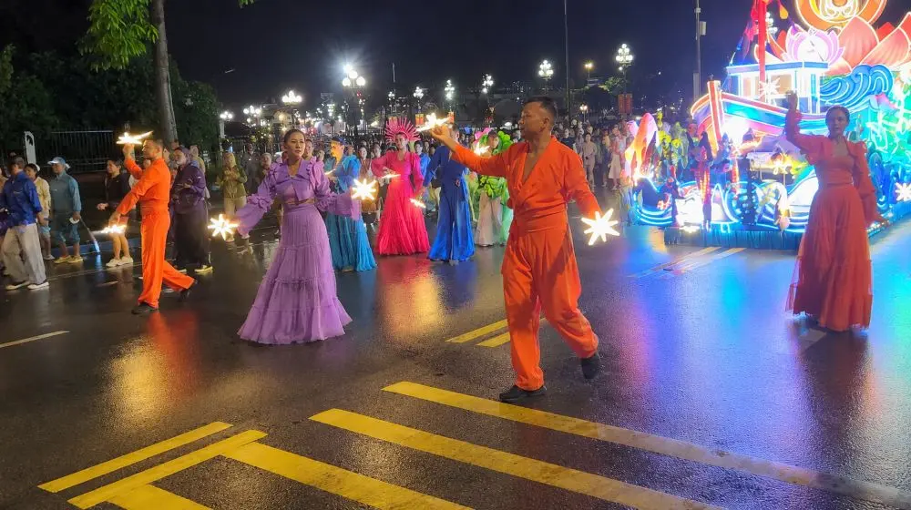 Carnival Nghệ An bừng sáng trong đêm mưa với các màn trình diễn nghệ thuật sôi động và đoàn xe hoa rực rỡ.