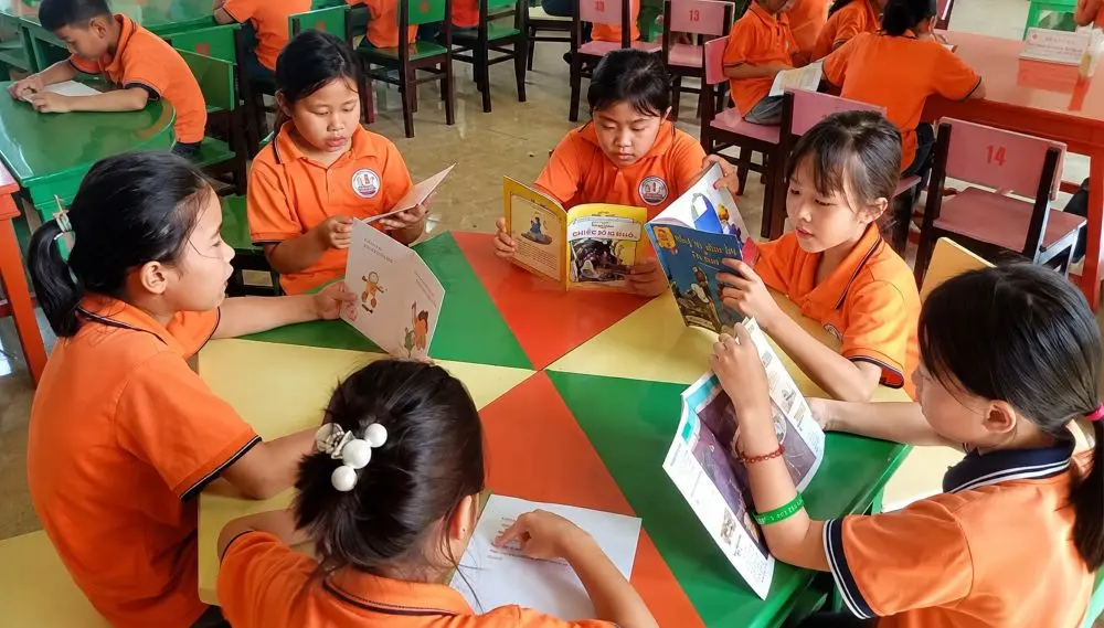 Hơn 200.000 học sinh Nghệ An sẽ được ưu tiên sử dụng sách giáo khoa miễn phí trong năm học mới. Xem chi tiết chính sách.
