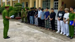 Bắc Ninh khởi tố 5 người bị cáo buộc dùng bác sĩ giả để hù dọa khách hàng, bán các gói liệu trình đắt tiền và chiếm đoạt hàng tỷ đồng.