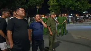 Lực lượng công an và kiểm sát viên xuất hiện tại nhà riêng Hải Sapa TV ở Lào Cai, thu hút sự chú ý của đông đảo người dân.