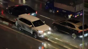 Tài xế ôtô đi ngược chiều trên cầu Bãi Cháy bị nhiều người cản đường, sau đó lái xe lên dải phân cách và mắc kẹt.