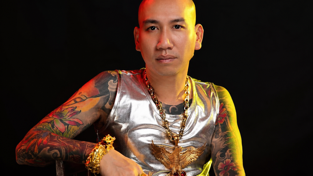 Vợ chồng Phú Lê bị khởi tố do bị cáo buộc không hạch toán hơn 107 tỷ đồng tiền bán hàng và lập hàng trăm hóa đơn khống.