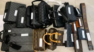 Hà Nội triệt phá cửa hàng bán túi giả nhãn hiệu Louis Vuitton, Gucci, thu giữ nhiều tang vật. Xem diễn biến vụ việc mới nhất.